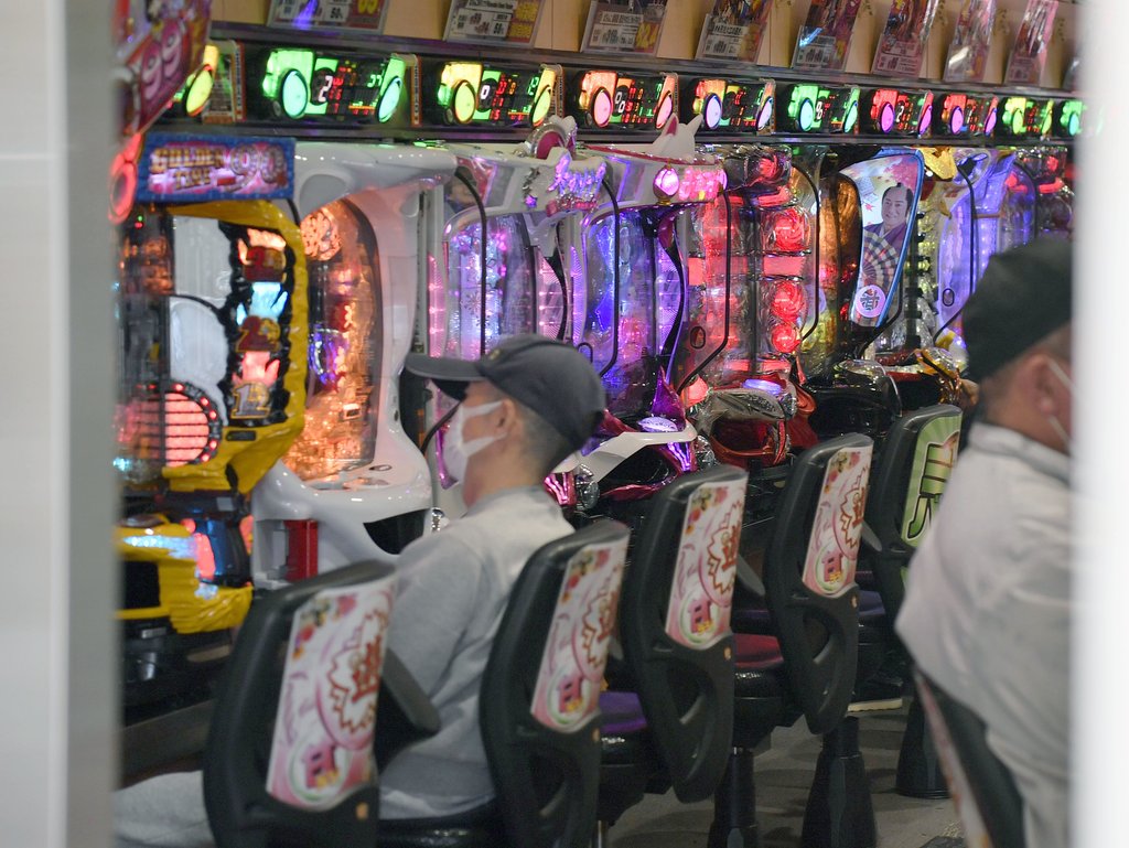 (오사카 교도=연합뉴스) 신종 코로나바이러스 감염증(코로나19)으로 긴급사태가 선포된 가운데 지난 8일 일본 오사카시의 한 파친코에서 마스크를 쓴 사람들이 게임을 하고 있다.