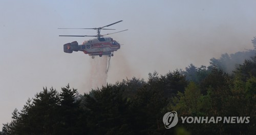 [속보] 고성산불 주불 진화율 85％…전국 헬기 38대 투입 공중진화