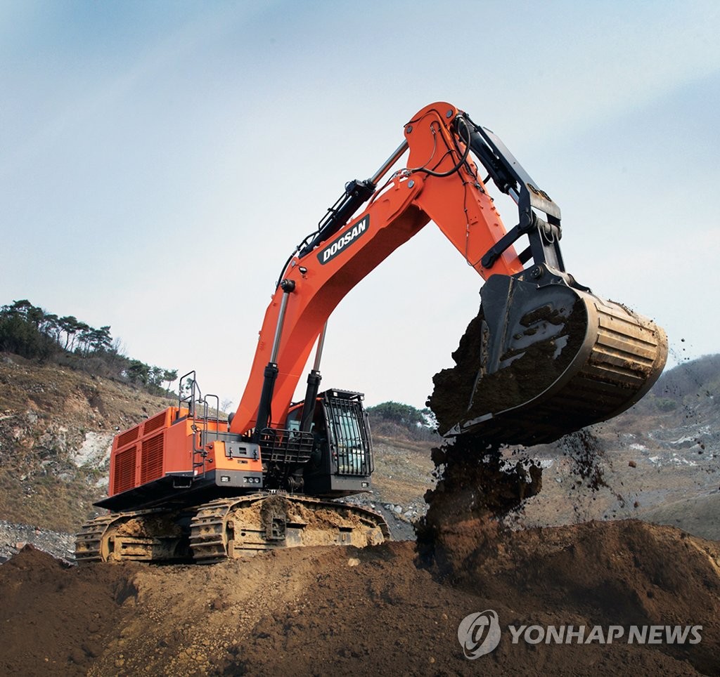 A Doosan Infracore 80-ton excavator digs up earth in this photo provided by Doosan Infracore. (PHOTO NOT FOR SALE) (Yonhap)