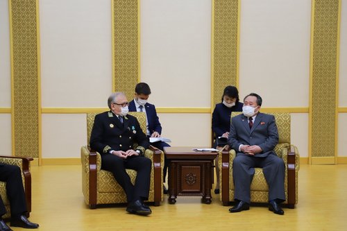 السفير الروسي لدى كوريا الشمالية ألكسندر ماتسيغورا ونائب وزير الخارجية الكوري الشمالي إم تشون-إيل في يوم 7 فبراير