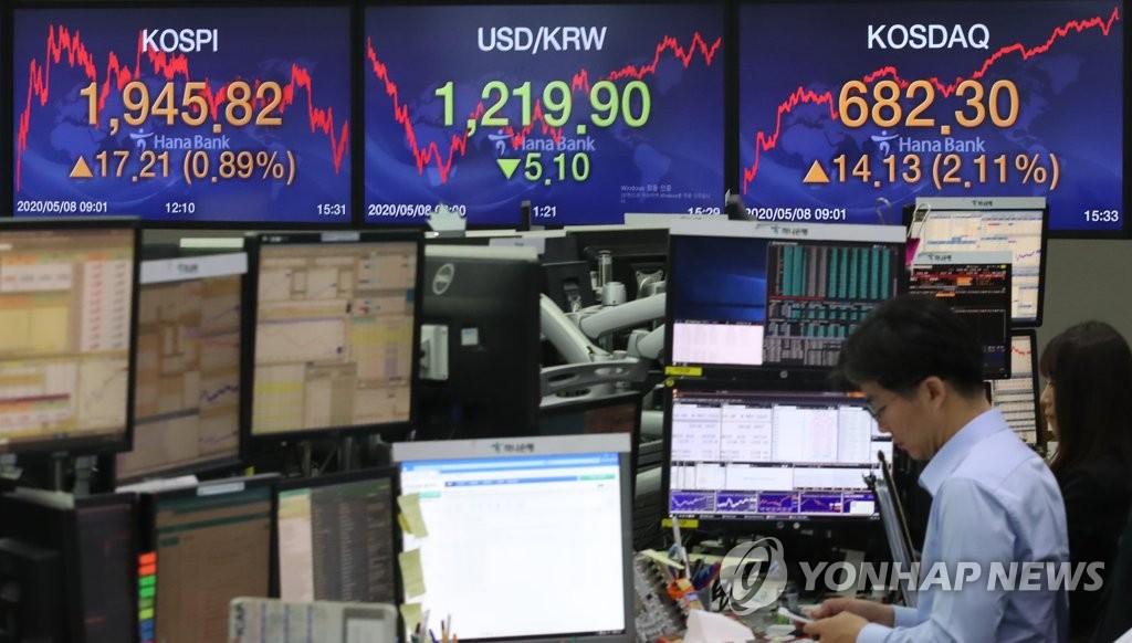 (LEAD) Seoul stocks close higher on hopes for eased economic concerns