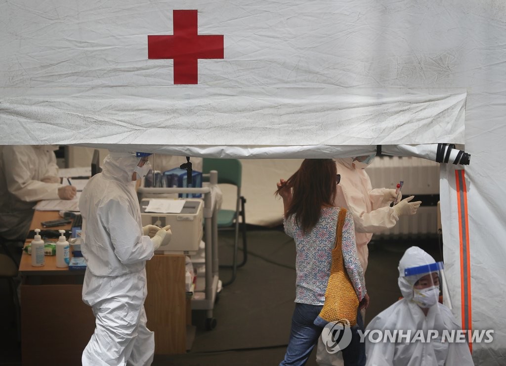 Citizens take tests for the new coronavirus at a clinic in Yongsan, central Seoul, on May 18, 2020. (Yonhap)