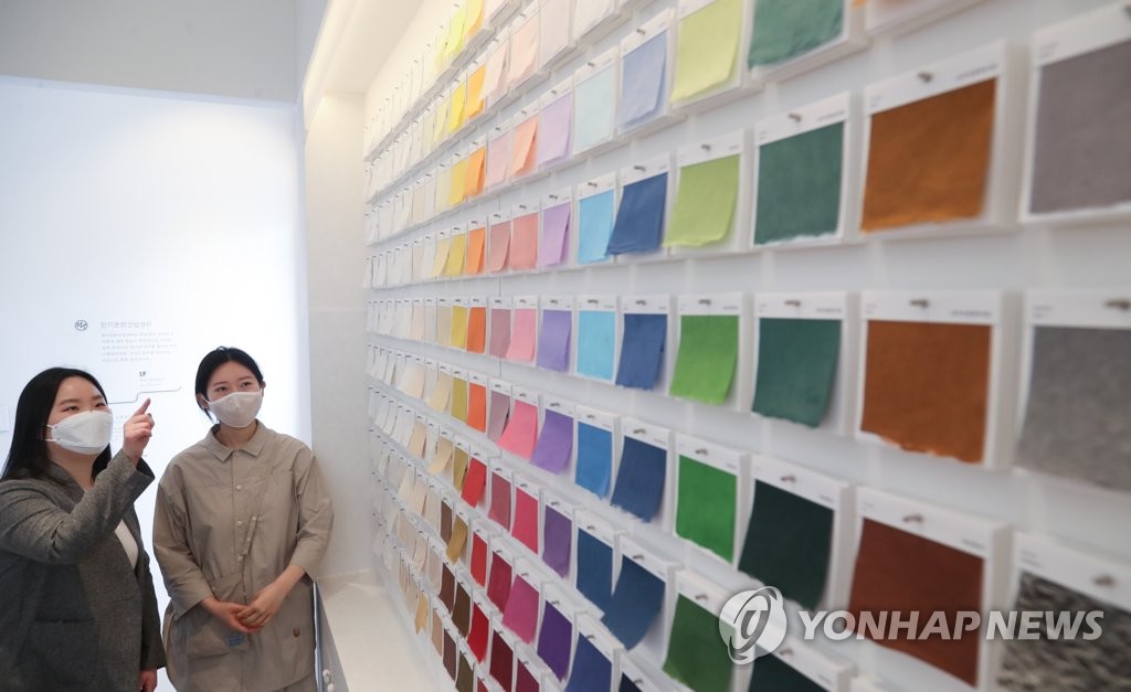 Visitors at the opening of the Hanji Culture and Industry Center in central Seoul examine different hanji products on display on May 20, 2020. (Yonhap)