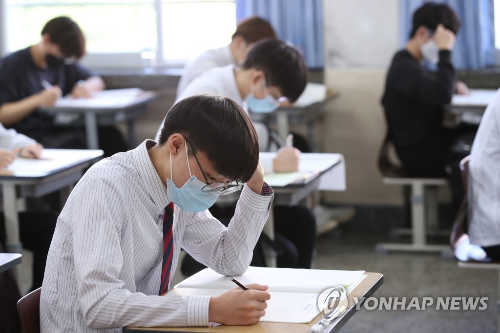 High school seniors take an exam in Seoul on May 21, 2020. South Korea reopened schools across the nation in stages on May 20 after a monthslong delay, with senior high school students returning first. (Yonhap)