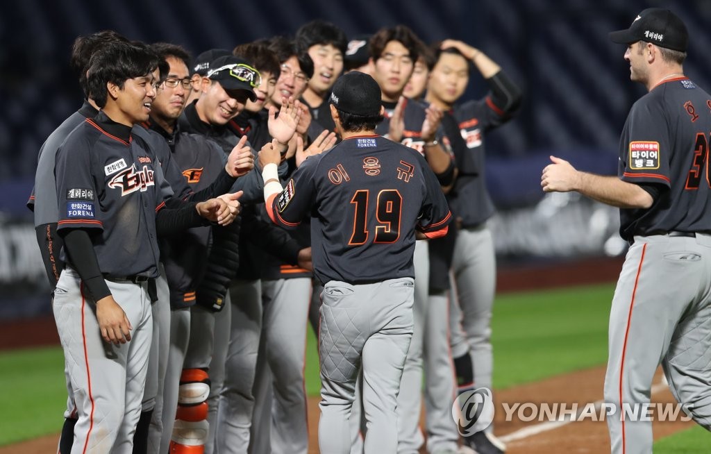 Hanwha Eagles celebrate win | Yonhap News Agency