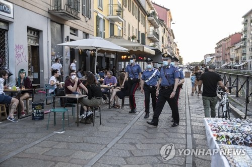코로나19 규제 위반 단속 나선 이탈리아 경찰