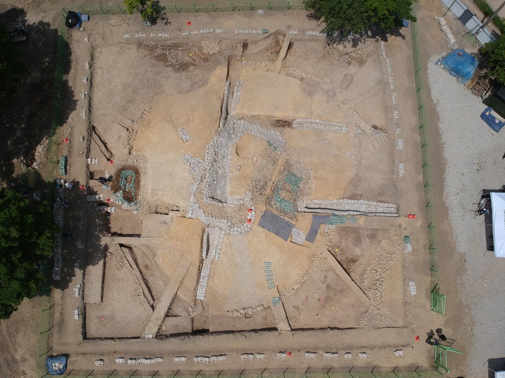 This undated photo, released by the Cultural Heritage Administration on May 27, 2020, shows a bird's eye view of an excavation site of Hwangnamdong Tumulus No. 120-2 from the Silla Kingdom (57 B.C.-A.D. 935) in Gyeongju, southeastern South Korea. Tumulus No. 120-2 is shown in the left area of the photo in dark brown and green. (PHOTO NOT FOR SALE) (Yonhap) 