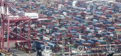 コンテナが積み重なる釜山港のふ頭（資料写真）＝（聯合ニュース）