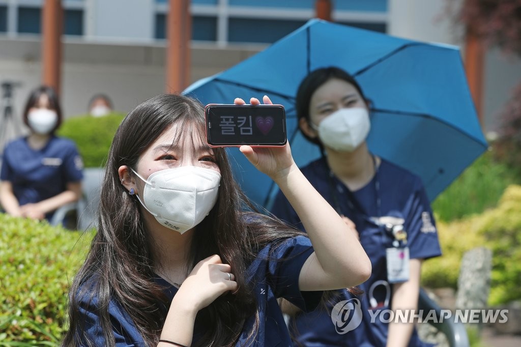 Medical workers attend a concert at the Seoul Medical Center in eastern Seoul on June 4, 2020. (Yonhap)