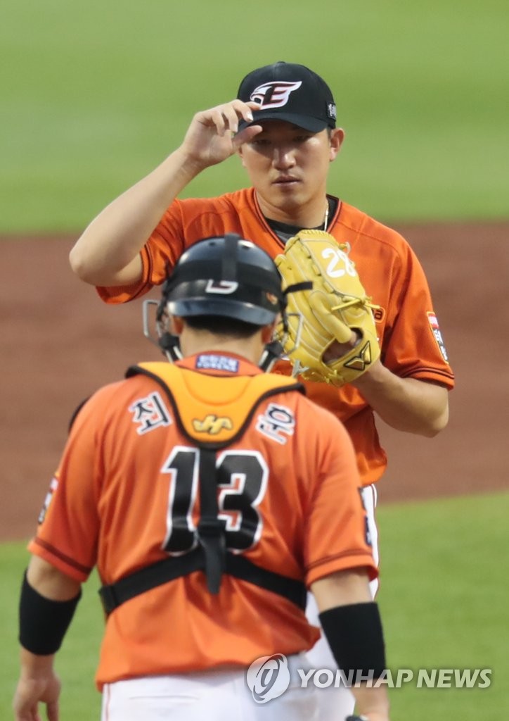 Hanwha Eagles' pitcher Jang Si-hwan (back) waits for his catcher Choi Jae-hoon on the mound after throwing a wild pitch against the NC Dinos during a Korea Baseball Organization regular season game at Hanwha Life Eagles Park in Daejeon, 160 kilometers south of Seoul, on June 5, 2020. (Yonhap)