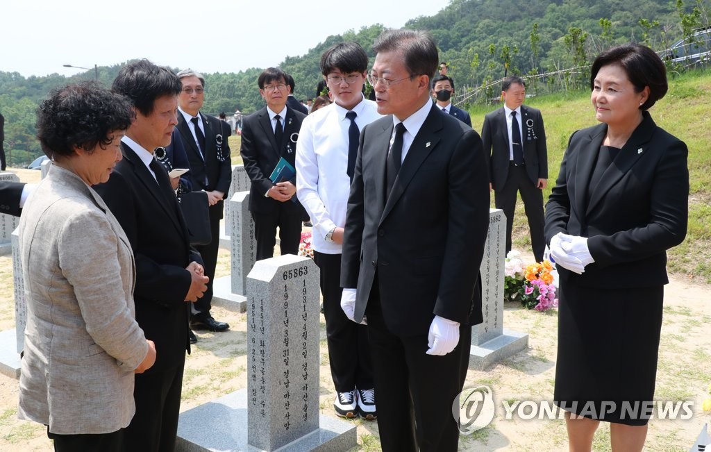 유족과 대화하는 문 대통령 연합뉴스