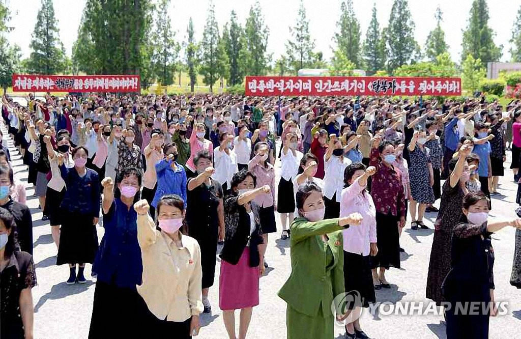 Des membres de l'Union des femmes socialistes de Corée (SWUK) manifestent en face du musée de Sinchon, dans la province du Hwanghae du Sud, pour protester contre les autorités sud-coréennes et les transfuges nord-coréens pour l'envoi de tracts anti-nord-coréens sur cette photo publié le 10 juin par le Rodong Sinmun. (Utilisation en Corée du Sud uniquement et redistribution interdite)