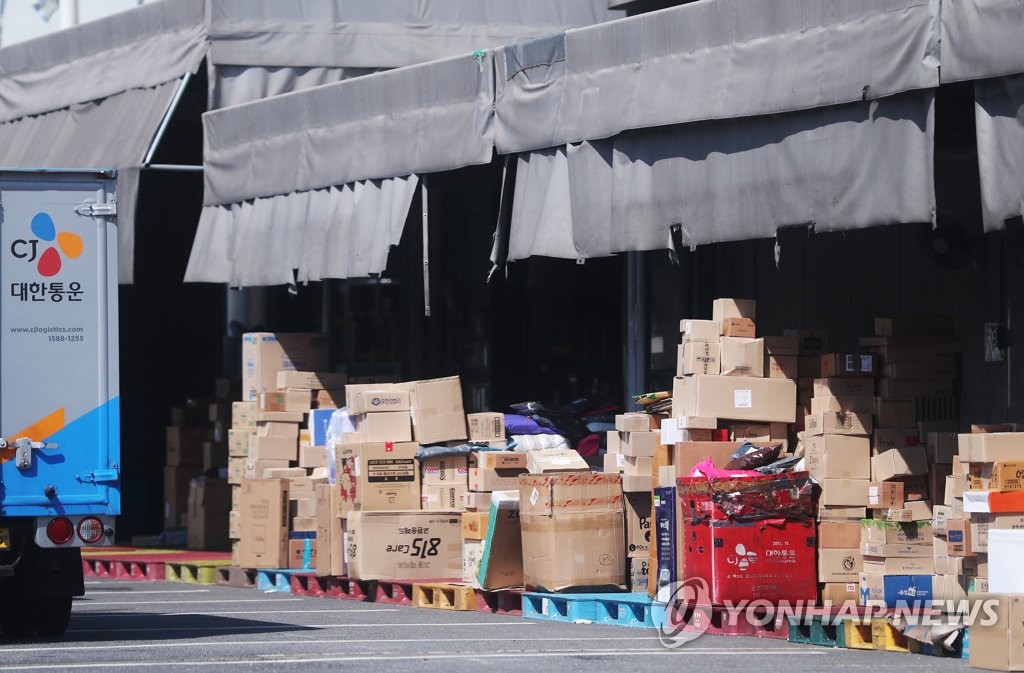 感染者の発生により一時閉鎖された宅配大手の市内の拠点に、配達待ちの荷物が積み重なっている＝１１日、ソウル（聯合ニュース）