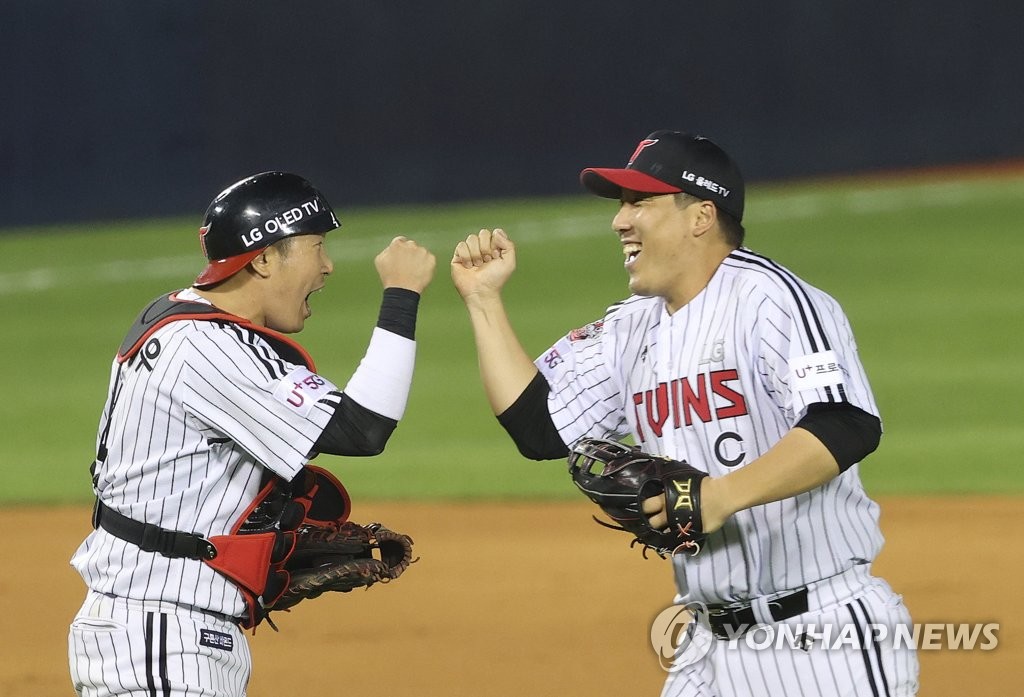 Lee Sung-woo (L) and Kim Hyun-soo of the LG Twins celebrate their 4-3 victory over the SK Wyverns in the second game of their Korea Baseball Organization regular season double header at Jamsil Baseball Stadium in Seoul on June 11, 2020. (Yonhap)