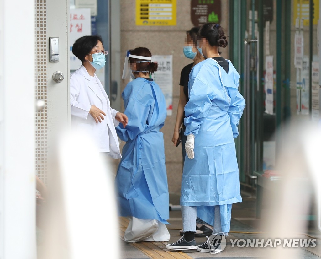 Medical staff work at a makeshift clinic located in northern Seoul on June 12, 2020. (Yonhap)