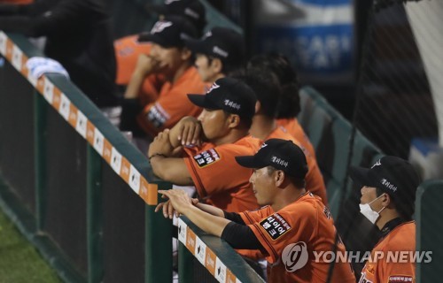 The Seoul Story on X: Actor Ji Sung threw the ceremonial first pitch today  for 2017 KBO League Doosan Bears vs Hanwha Eagles   / X