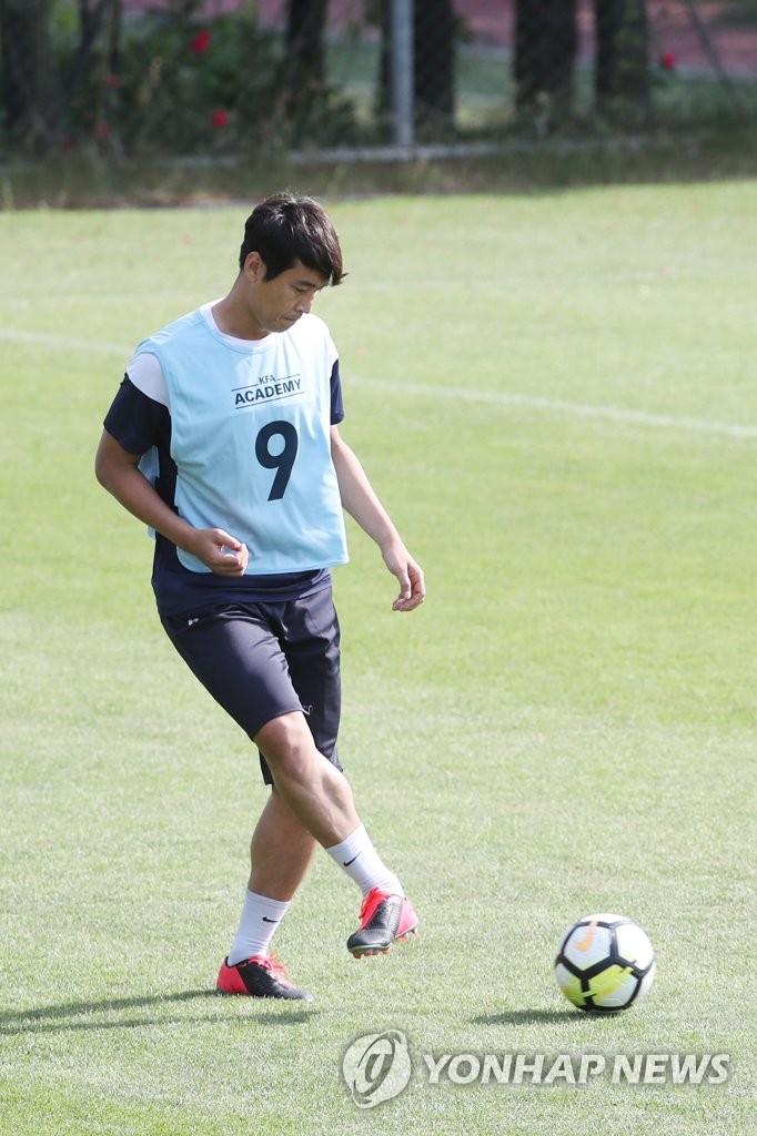 In this file photo from June 15, 2020, Lee Dong-gook of Jeonbuk Hyundai Motors participates in the Asian Football Confederation's "A" coaching certificate course at the National Football Center in Paju, Gyeonggi Province. (Yonhap)