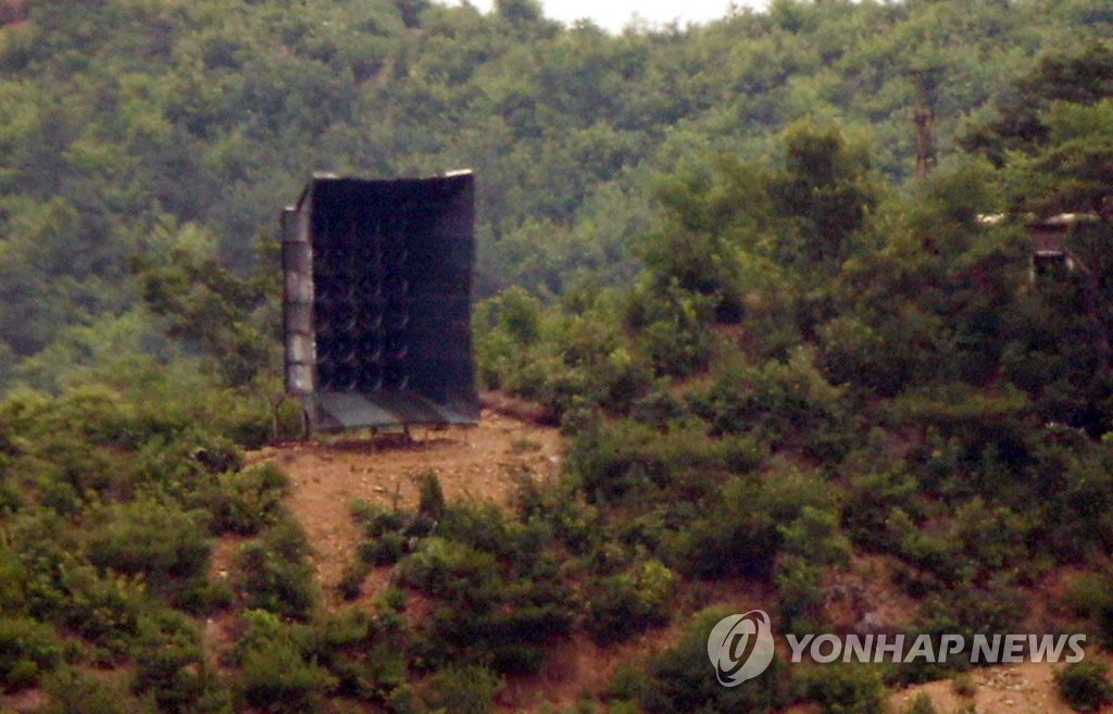 南北軍事境界線に近い韓国・仁川市江華郡から見た２３日午前の北朝鮮側の様子。北朝鮮が最前線地域に宣伝放送用の拡声器を再設置したことが確認できる＝２３日、仁川（聯合ニュース）
