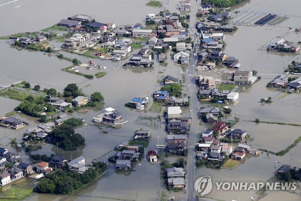 홍수로 물에 잠긴 일본 마을