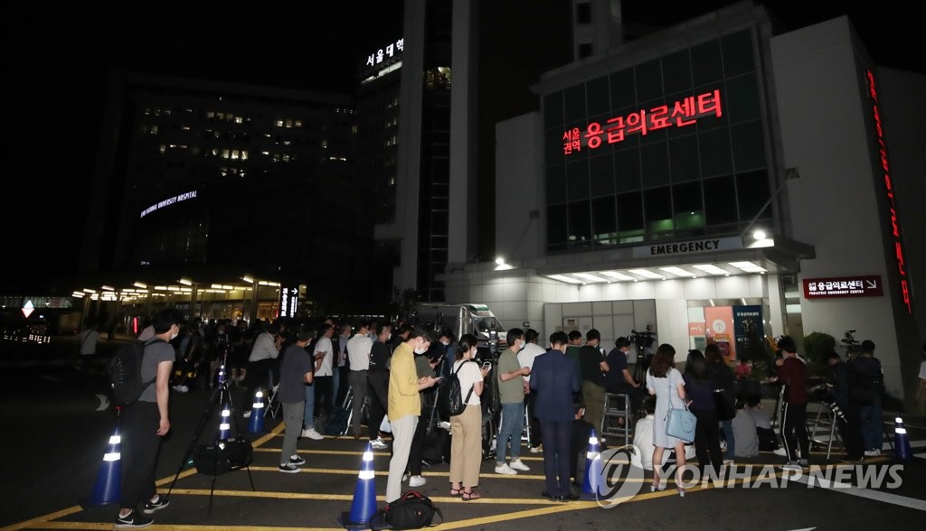 서울대병원 응급의료센터 앞 대기 중인 취재진
