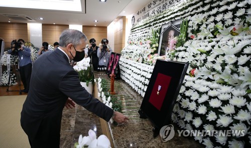 고 백선엽 장군 빈소 조문하는 해리스 주한 미국대사