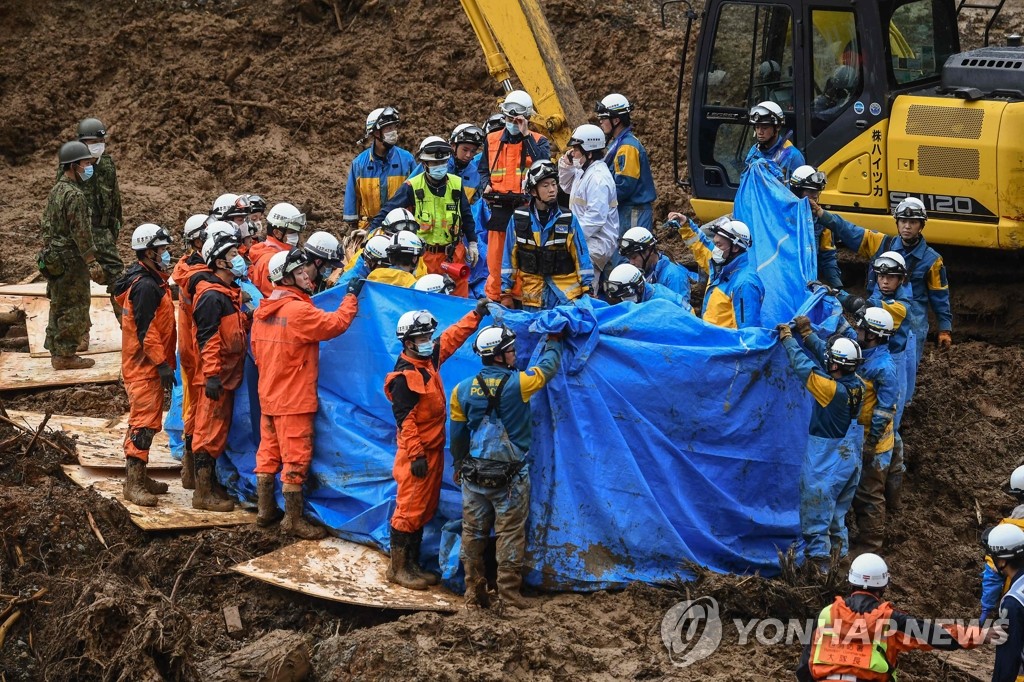 일본 구마모토현 폭우 희생자 시신 수습하는 구조대