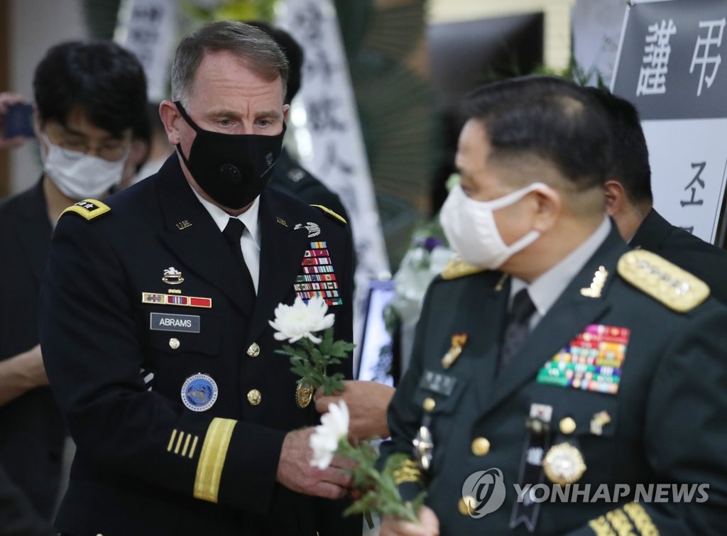United States Forces Korea Commander Gen. Robert Abrams visits the mortuary of the country's most renowned Korean War hero, Paik Sun-yup, to pay tribute at Asan Medical Center in Seoul on July 13, 2020. Paik, South Korea's first four-star general, died on July 10 at age 99. (Yonhap)