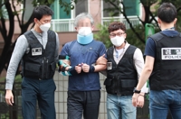 '신발투척' 정창옥, 광복절 집회서 경찰 폭행…구속영장 신청