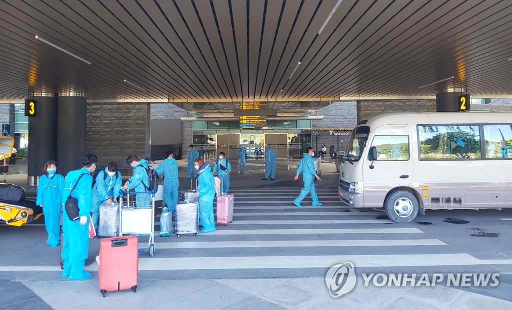 South Korean businesspeople and their families arrive in Hanoi after flying from Seoul on special chartered flights in this photo provided by the Korean Chamber of Commerce and Industry (KCCI) on July 22, 2020. (PHOTO NOT FOR SALE) (Yonhap)