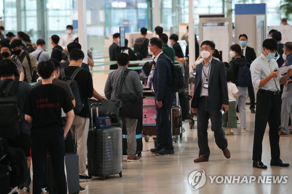 People stand in a line to check in for a special flight bound for Guangzhou, China, at Incheon International Airport, west of Seoul, on July 23, 2020, after Beijing agreed to allow the entry of South Korean businesspeople into its territory in exception to entry restrictions imposed over coronavirus concerns. (Yonhap) 