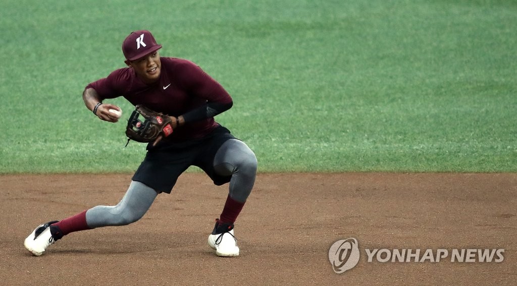 Addison Russell of the Kiwoom Heroes takes part in a fielding practice at Gocheok Sky Dome in Seoul on July 24, 2020. (Yonhap)