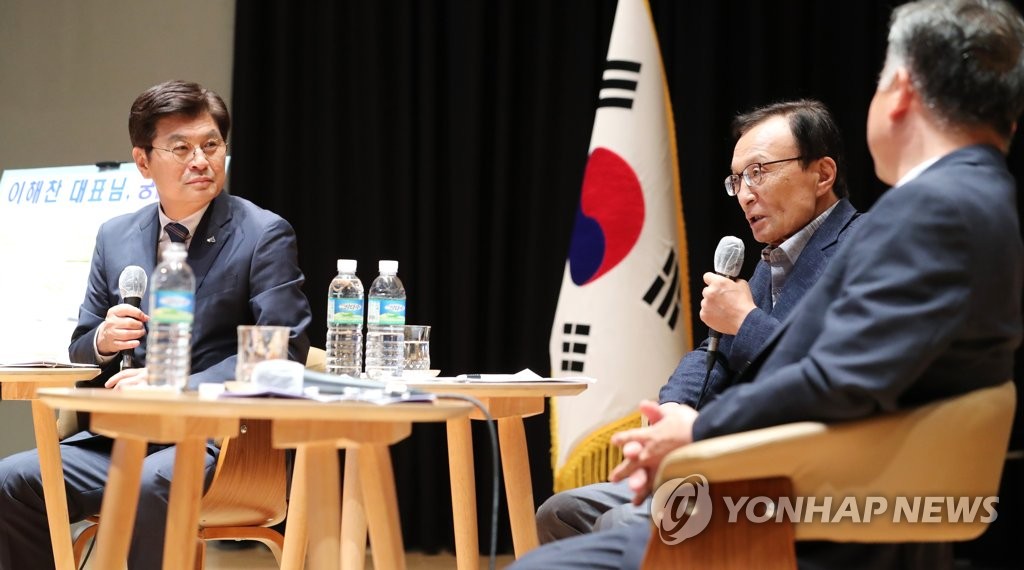 토크콘서트에서 발언하는 이해찬 대표