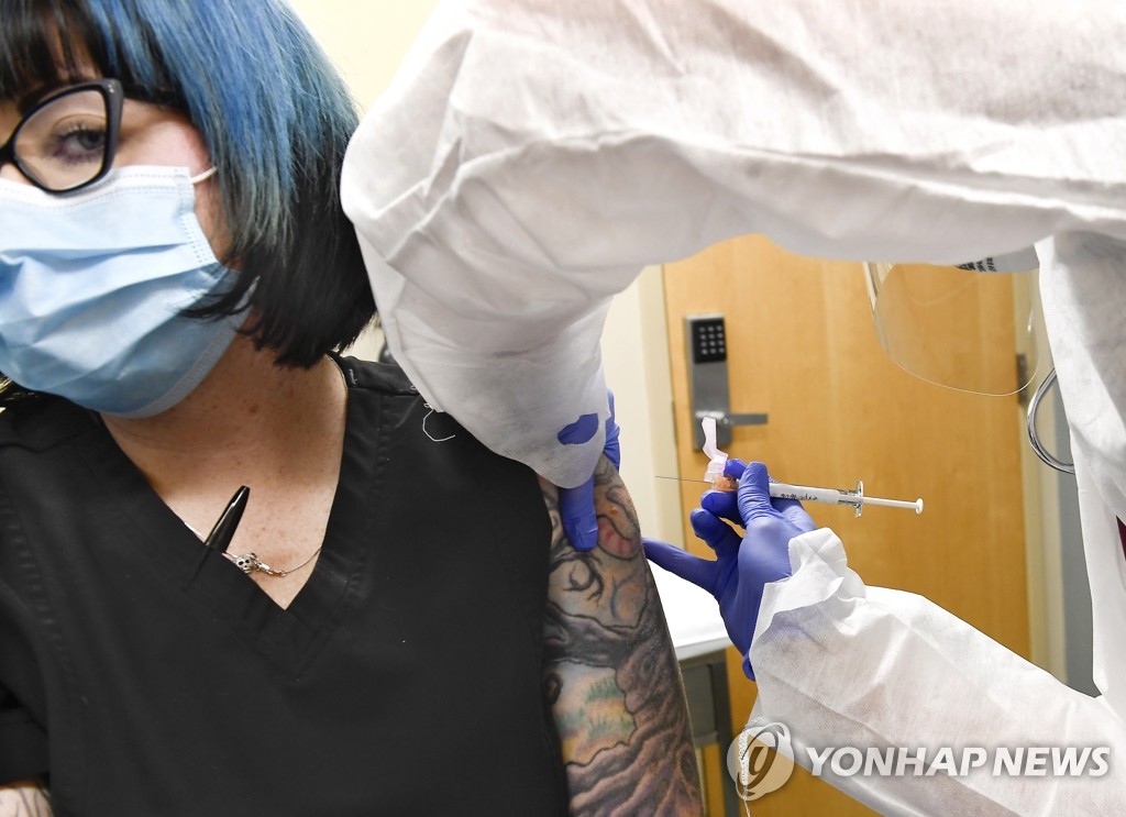 미국 제약회사 모더나의 신종 코로나바이러스 감염증(코로나19) 백신 3상 임상시험에 자원한 한 시민. 모더나의 3상 시험은 미국 내 89개 도시에서 3만명의 건강한 피실험자를 대상으로 진행되는 현재 세계 최대 규모의 코로나19 백신 임상시험이다.[AP=연합뉴스 자료사진]