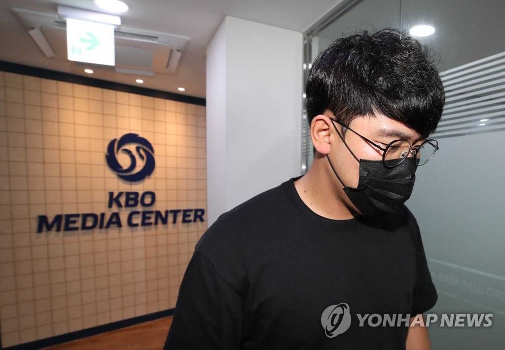 Lotte Giants' catcher Ji Seong-jun enters a conference room at the Korea Baseball Organization headquarters in Seoul for a disciplinary hearing over his sexual harassment allegations on July 30, 2020. (Yonhap)