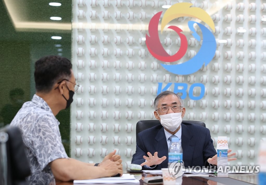 Choi Won-hyun (R), head of the disciplinary committee for the Korea Baseball Organization (KBO), holds a meeting at the KBO headquarters in Seoul on July 30, 2020. (Yonhap)