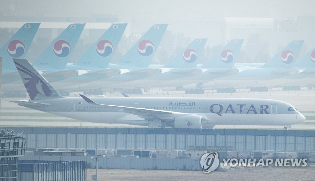 A chartered flight carrying about 70 South Korean workers from the virus-hit Iraq arrives at Incheon International Airport, South Korea's main gateway west of Seoul, on July 31, 2020. (Yonhap)