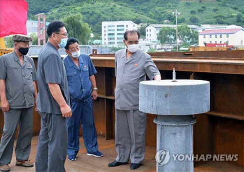 박봉주, '코로나 방역 전선' 남포항 현지시찰