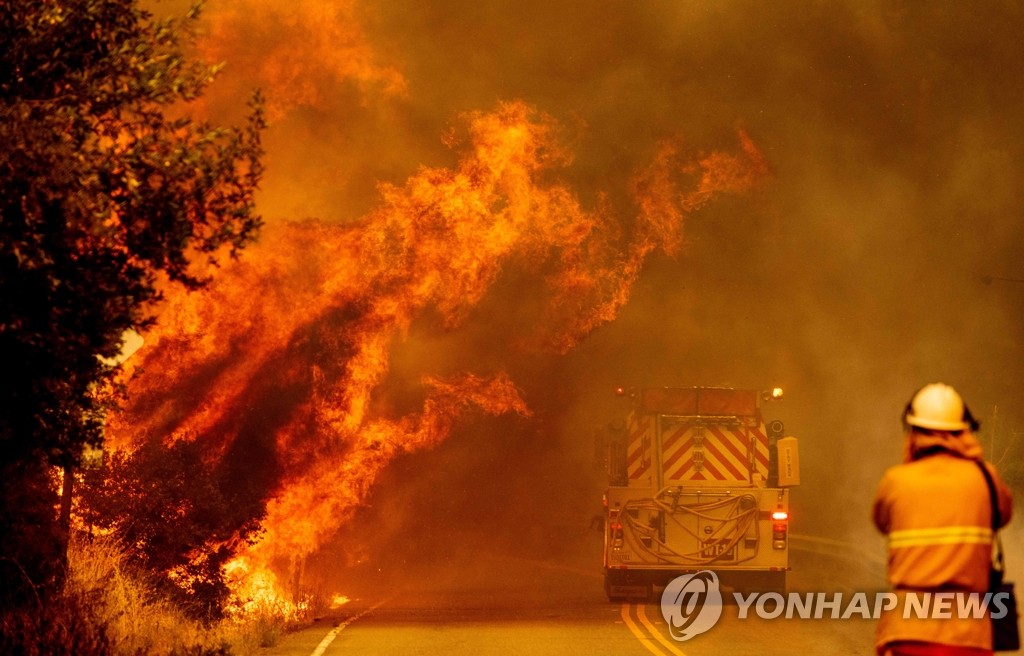 캘리포니아 산불 화염 속 지나는 소방차