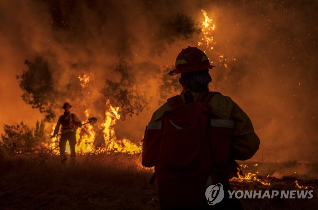 캘리포니아 산불 진화작업 벌이는 소방관들