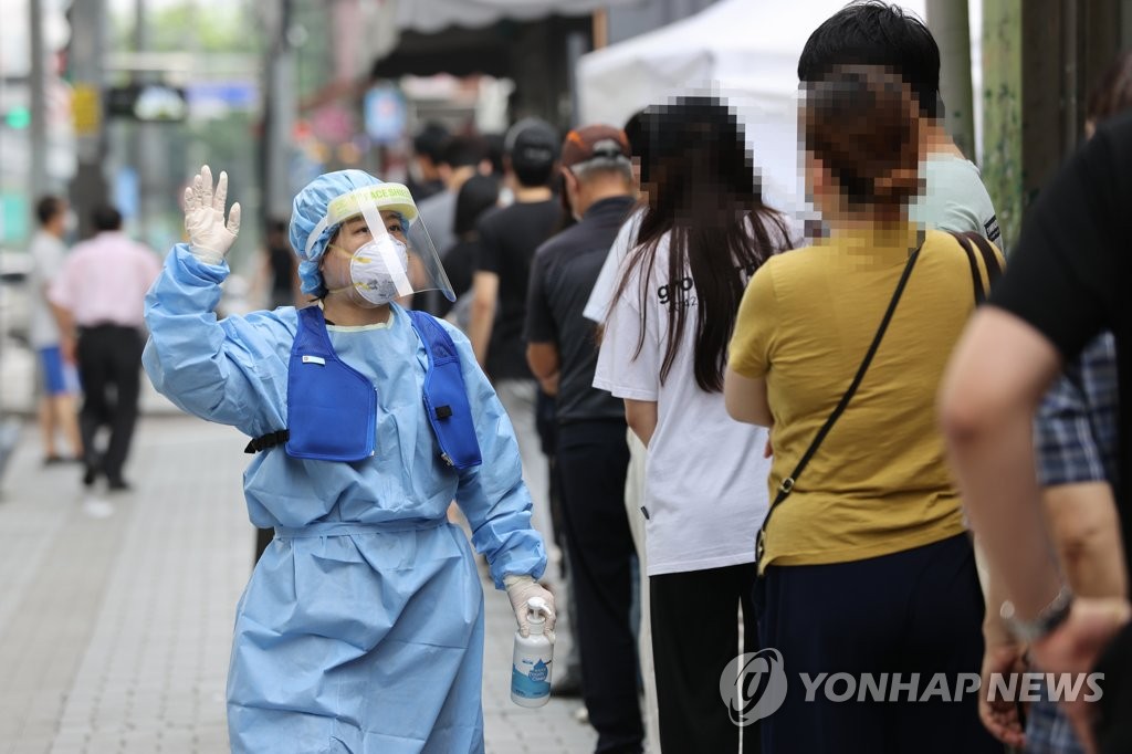 Citizens wait in line to receive coronavirus tests at a screening center in Seoul's northern ward of Seongbuk on Aug. 20, 2020. (Yonhap)