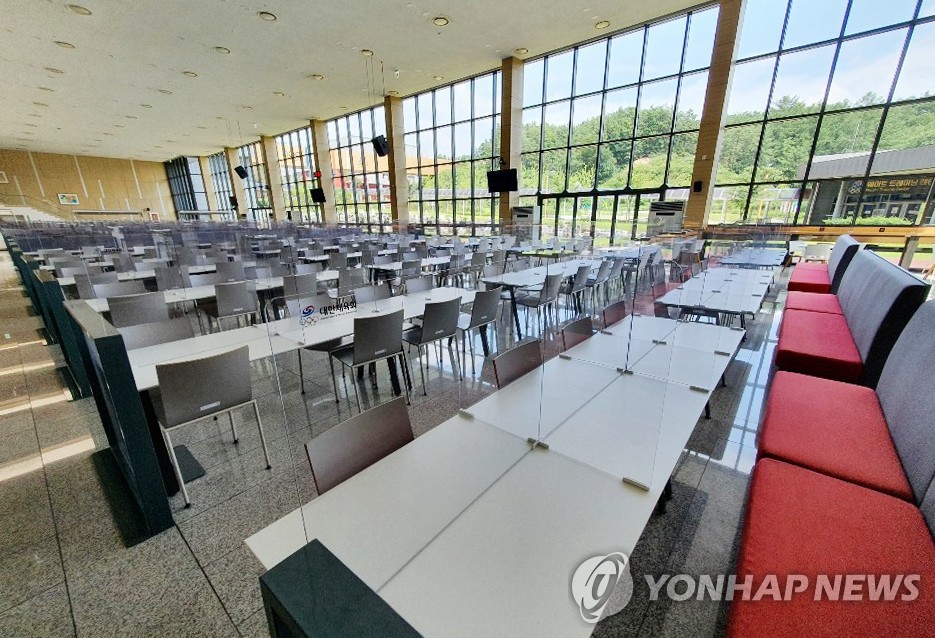 感染防止のため、選手村内の食堂のテーブルに設置されたついたて（大韓体育会提供）＝（聯合ニュース）≪転載・転用禁止≫