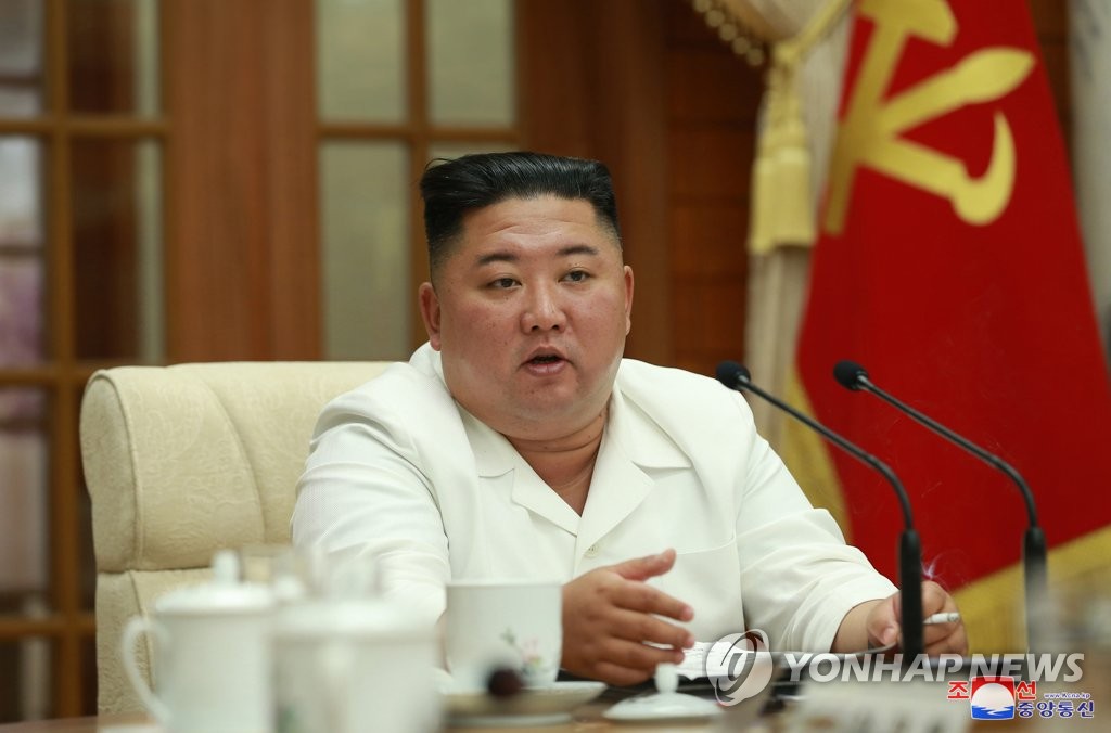 North Korean leader Kim Jong-un presides over an enlarged meeting of the political bureau of the Workers' Party's central committee in Pyongyang on Aug. 25, 2020, to discuss issues involving COVID-19 and the approaching Typhoon Bavi, in this photo released by the Korean Central News Agency. (For Use Only in the Republic of Korea. No Redistribution) (Yonhap) 