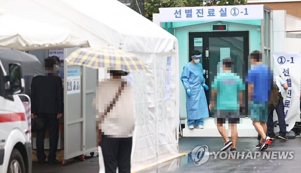 Citizens wait to receive virus tests at a virus screening clinic in Seoul on Aug. 27, 2020. (Yonhap)