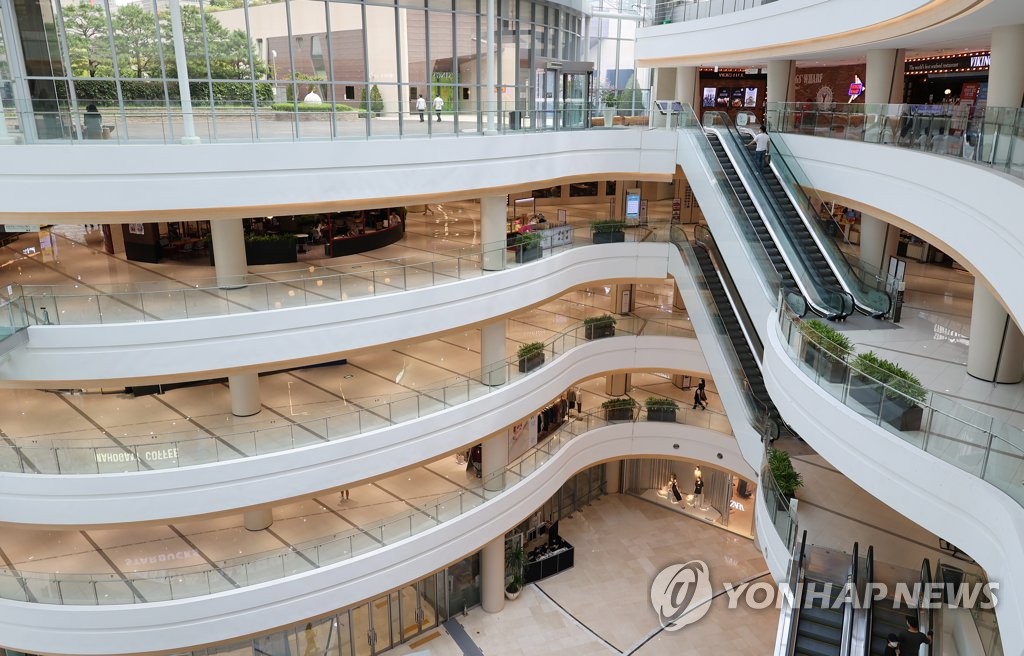 A mall in Seoul is almost empty on Aug. 30, 2020 (Yonhap)