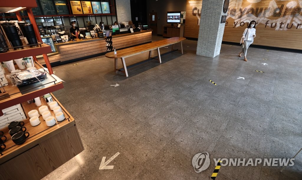 A coffeehouse is almost deserted, with all tables for customers removed and only orders for takeout coffee allowed, in Seoul on Aug. 31, 2020, as South Korea imposes strengthened antivirus curbs in the greater Seoul area to stop another nationwide spread of COVID-19. (Yonhap)
