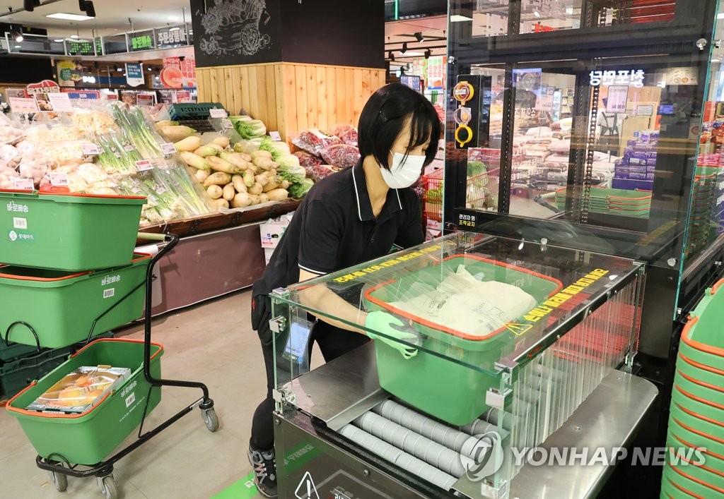 A worker packs fresh groceries for delivery at a supermarket located in northern Seoul on Sept. 3, 2020. (Yonhap)