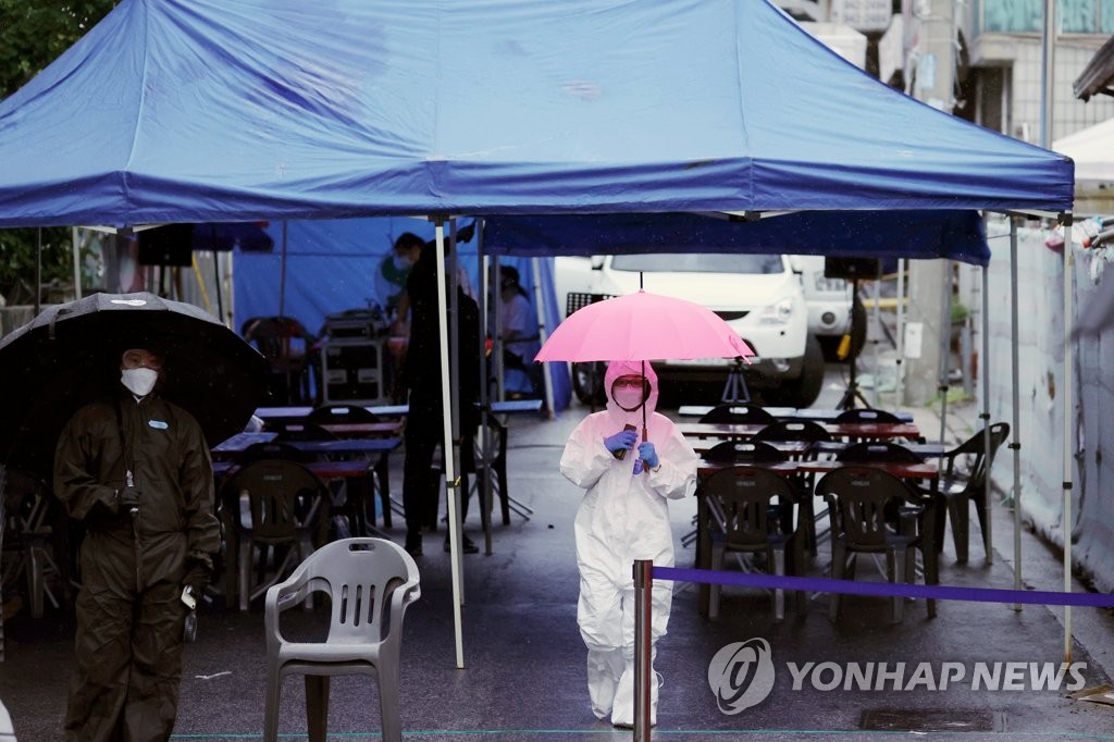 A quarantine staff member stands at a makeshift virus test center inside Sarang Jeil Church in northern Seoul on Sept. 2, 2020. (Yonhap)