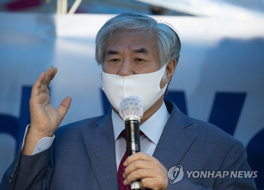 This photo shows Jun Kwang-hoon, a pastor of Sarang Jeil Church, holding a press conference in front of the church in northern Seoul on Sept. 2, 2020. (Yonhap)