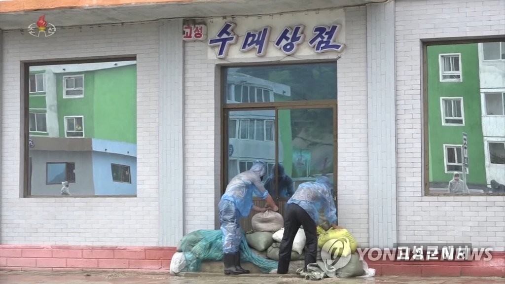 This photo, captured from North Korea's Korean Central TV on Sept. 2, 2020, shows residents in the eastern province of Gangwon preparing for Typhoon Maysak. (For Use Only in the Republic of Korea. No Redistribution) (Yonhap)