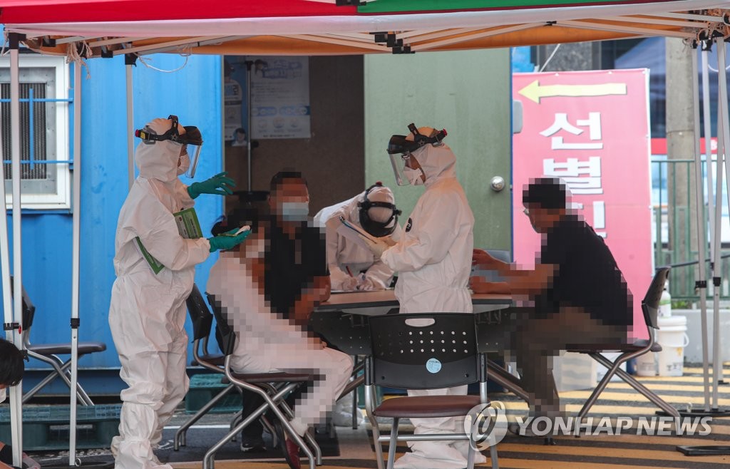 Visitors receive new coronavirus tests at a makeshift clinic located in Cheongyang, 124 kilometers south of Seoul, on Sept. 3, 2020. (Yonhap)